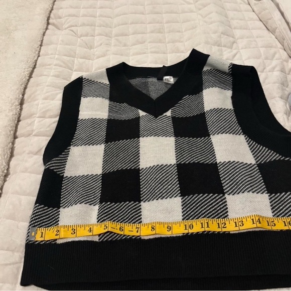 H&M Black and White V-Neck Sweater - Picture 2 of 4